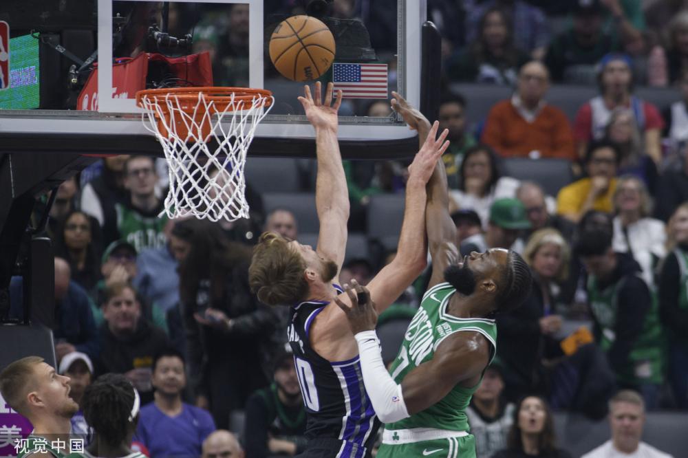 们对她另眼 们对她另眼